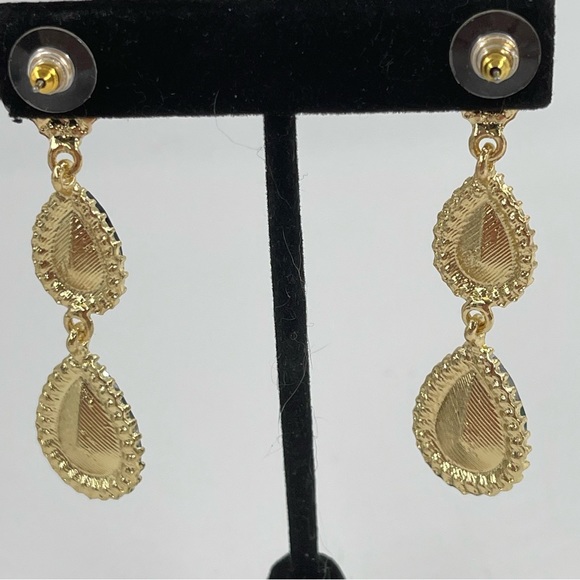 EleQueen Women’s Gold Tone Green Austrian Crystals Tear Drop Pear Drop Earrings - Picture 2 of 6